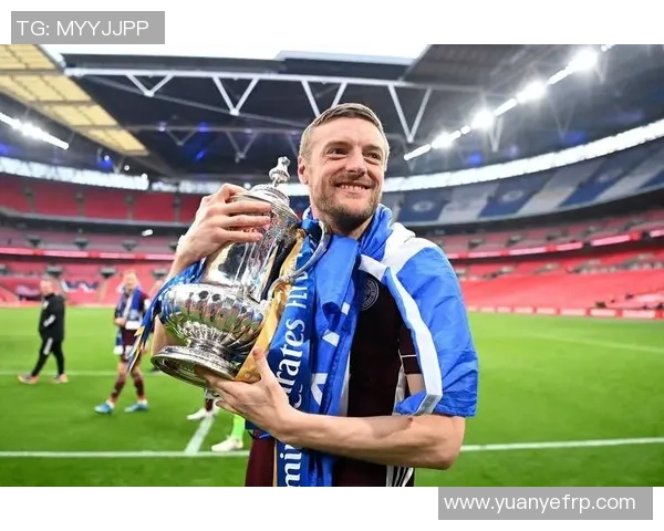 七十年代出生的足球传奇人物回顾与影响:从草根到顶峰的时代印记 七十年代出生的足球传奇人物回顾与影响:从草根到顶峰的时代印记